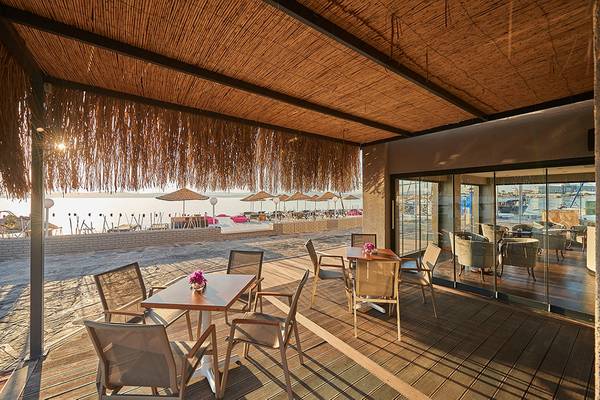 Außenterrasse des Altin Yunus Hotel & Spa mit Blick auf das Meer