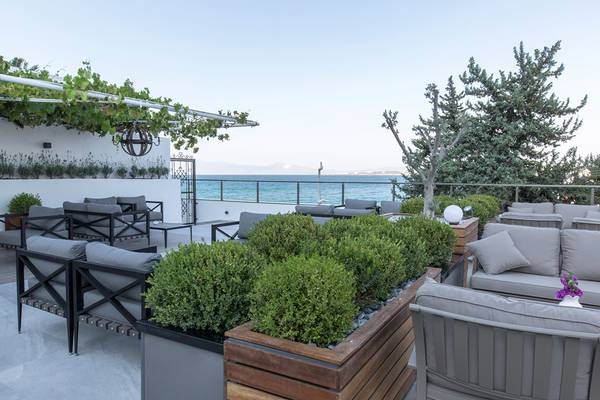 Hotelterrasse mit Blick auf das Meer und Sitzgelegenheiten mit Kissen