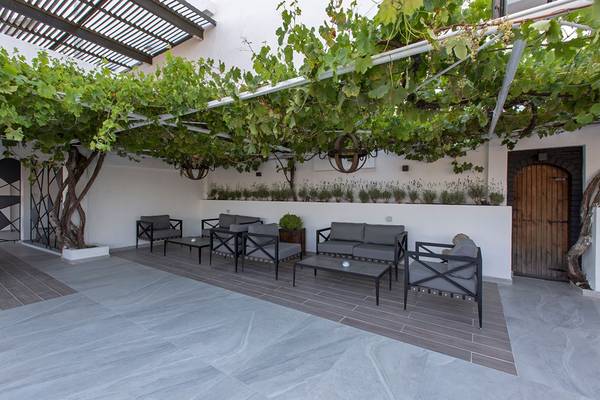 Terrasse des Altin Yunus Hotel & Spa mit Weinreben und Möbeln.