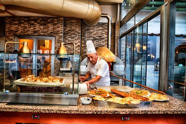 Koch im Restaurant des Altin Yunus Hotel & Spa, der Speisen zubereitet.