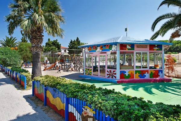 Kinderspielplatz im Altin Yunus Hotel & Spa mit bunten Gebäuden und Spielgeräten.