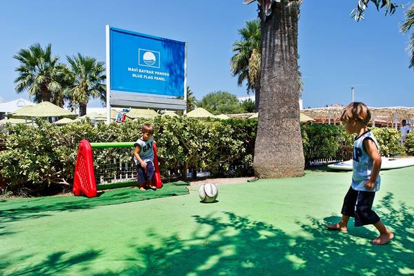 Zwei Kinder spielen Fußball vor dem Altin Yunus Hotel & Spa.