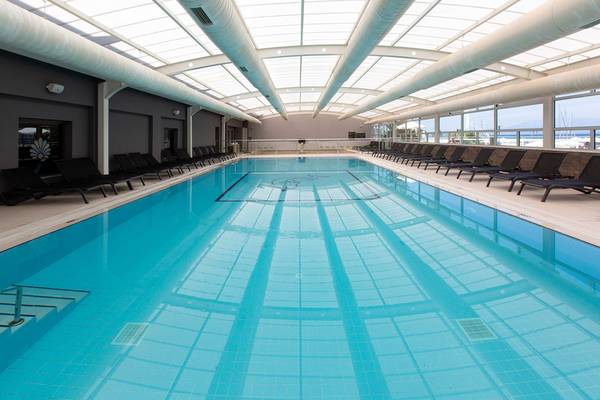 Innenpool des Altin Yunus Hotel & Spa mit vielen Sonnenliegen