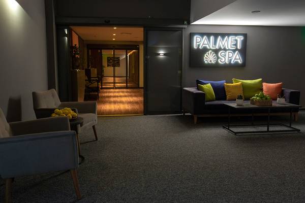 Loungbereich vor dem Eingang des Altin Yunus Hotel & Spa mit Couch, Sesseln und Tisch.