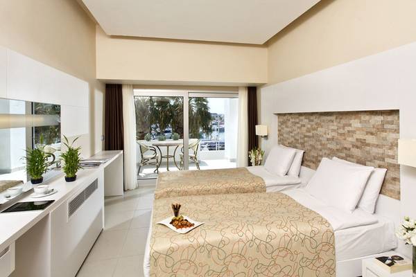 Doppelzimmer im Altin Yunus Hotel & Spa mit Balkon und Hafenblick.
