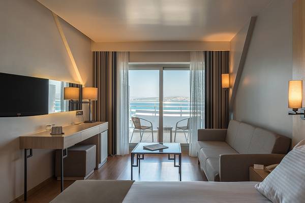 Hotelzimmer im Altin Yunus Hotel mit Meerblick, Möbel und Balkon