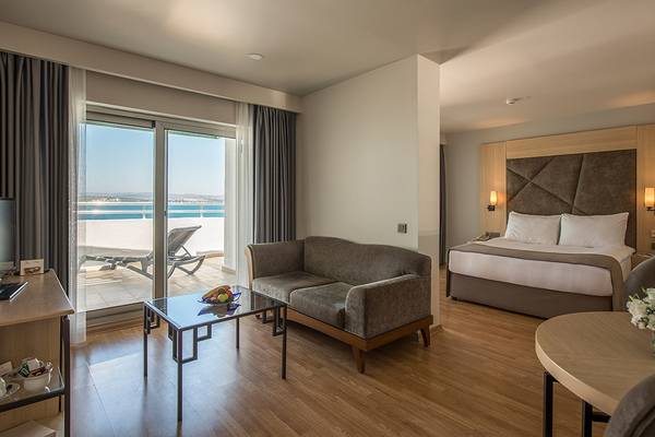 Innenansicht einer Suite im Altin Yunus Hotel mit Blick auf das Meer.
