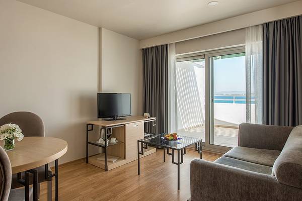 Hotelzimmer mit Fernseher, Tisch, Couch und Balkon im Altin Yunus Hotel & Spa