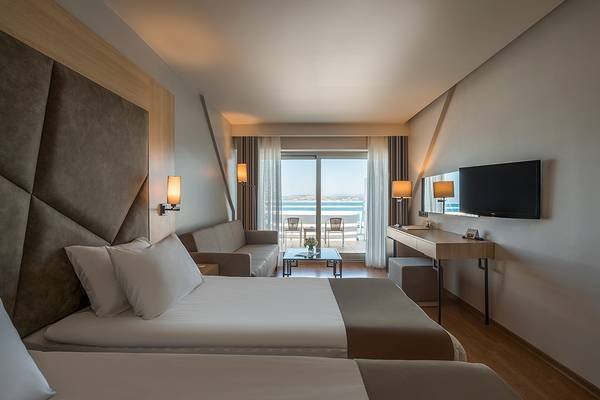Doppelzimmer im Altin Yunus Hotel & Spa mit Meerblick und moderner Einrichtung.