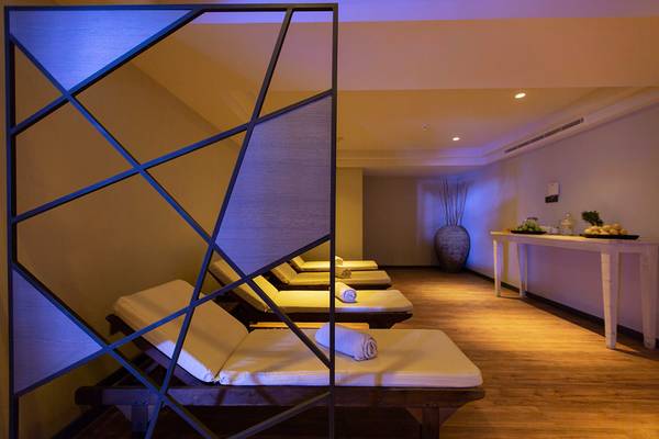 Loungebereich im Altin Yunus Hotel & Spa mit gepolsterten Liegen und einem Tisch mit Obst.