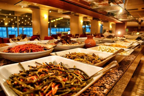 Buffet im Altin Yunus Hotel & Spa mit verschiedenen Gerichten auf einer Marmortheke.