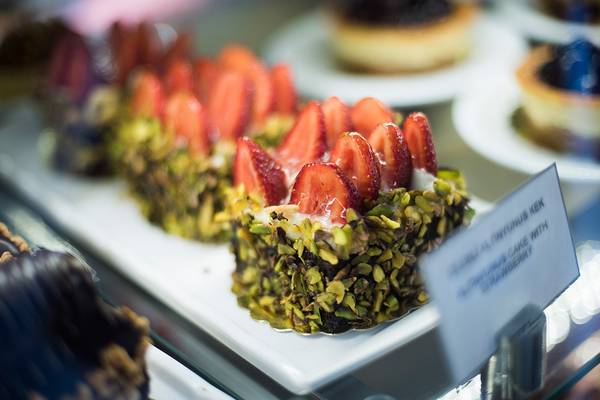 Süßigkeiten im Altin Yunus Hotel & Spa mit Erdbeer- und Himbeerkuchen