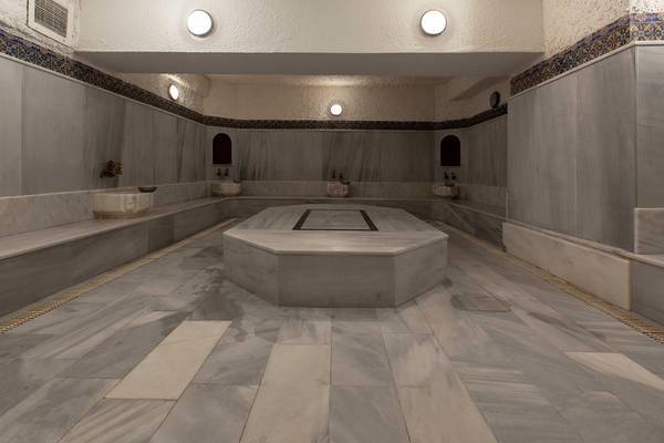 Das Dampfbad im Altin Yunus Hotel & Spa mit grauen Marmorwänden und Boden.