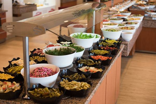 Buffet mit diversen Salaten im Altin Yunus Hotel & Spa.
