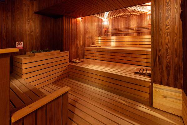 Saunabereich im Altin Yunus Hotel & Spa mit Holzwänden und Bänken