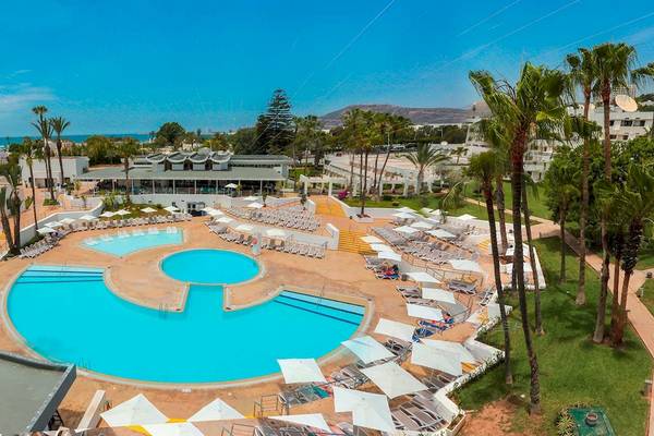 Luftaufnahme des Poolbereichs des Allegro Agadir Hotels mit vielen Sonnenliegen und Palmen