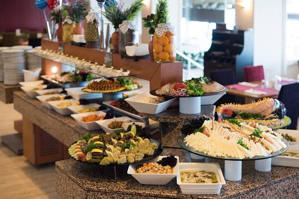 Buffet-Tisch im Altin Yunus Hotel & Spa mit verschiedenen Gerichten und Salaten.