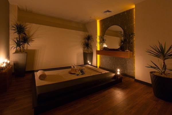 Behandlungsraum im Altin Yunus Hotel & Spa mit Massagebett, Pflanzen und Kerzen.