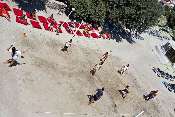 Ein Foto von einem Volleyballspiel am Strand des Altin Yunus Hotel & Spa.