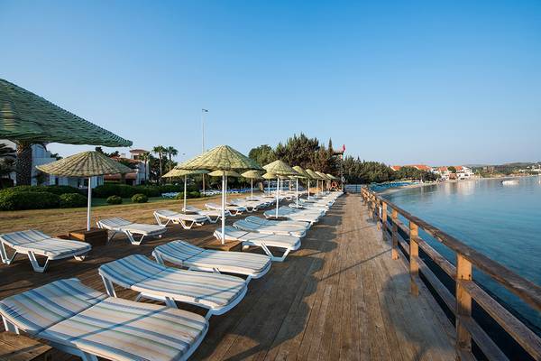 Reihe von Sonnenliegen auf der Strandpromenade des Altin Yunus Hotel & Spa