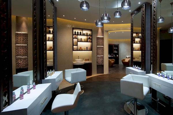 Friseursalon im Anantara Eastern Mangroves Abu Dhabi Hotel mit weißen Stühlen und Spiegeln