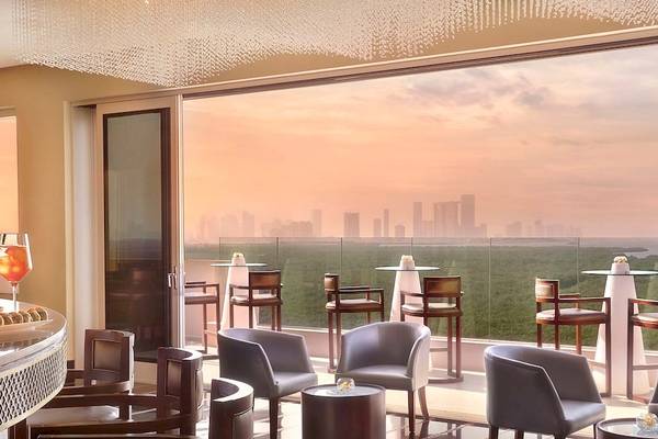 Loungebereich des Anantara Eastern Mangroves Abu Dhabi Hotels mit Blick auf die Stadt