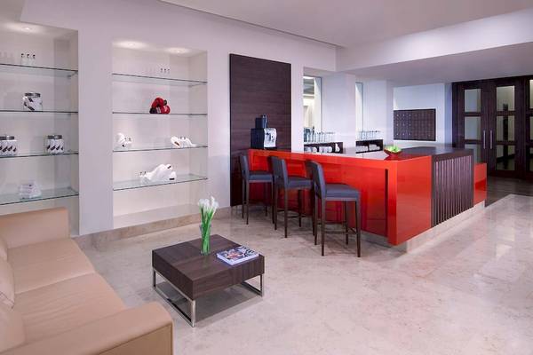 Loungebereich im Anantara Eastern Mangroves Abu Dhabi Hotel mit Couch, Couchtischen und Bar.