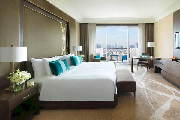 Luxuriöse Suite im Anantara Eastern Mangroves Abu Dhabi Hotel mit Blick auf die Stadt.