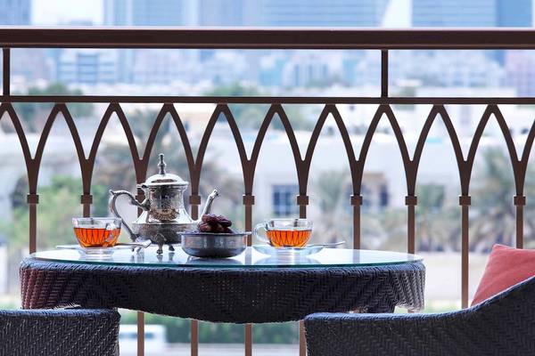 Terrasse mit Teeservice und Datteln im Anantara Eastern Mangroves Abu Dhabi Hotel