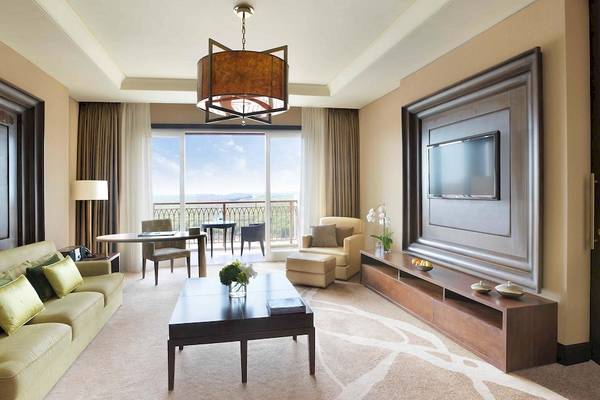 Innenansicht der Suite im Anantara Eastern Mangroves Abu Dhabi Hotel mit Blick auf die Aussicht.