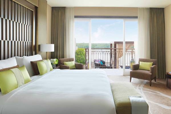 Ein elegantes Hotelzimmer im Anantara Eastern Mangroves Abu Dhabi Hotel mit Blick auf die Mangroven.