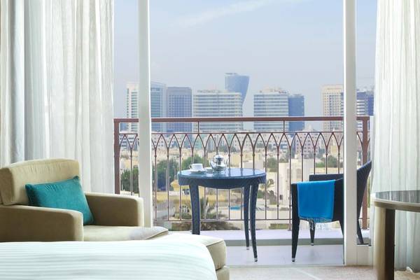 Blick aus dem Balkonzimmer des Anantara Eastern Mangroves Abu Dhabi Hotels auf die Stadt