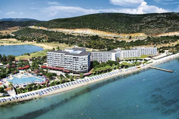 Luftaufnahme des Tusan Beach Resorts am Strand mit Swimmingpool und vielen Sonnenliegen.