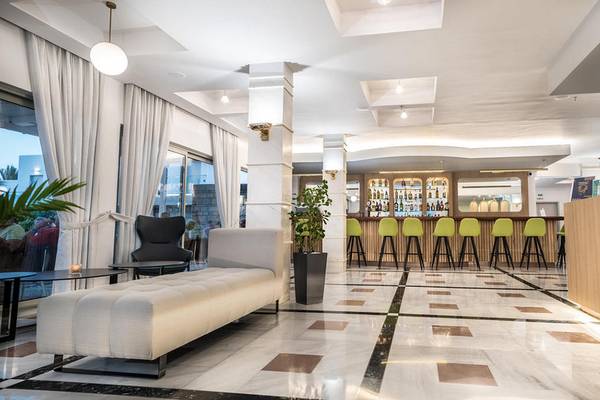 Lobby des Adele Beach Hotels mit Bar und Möbeln