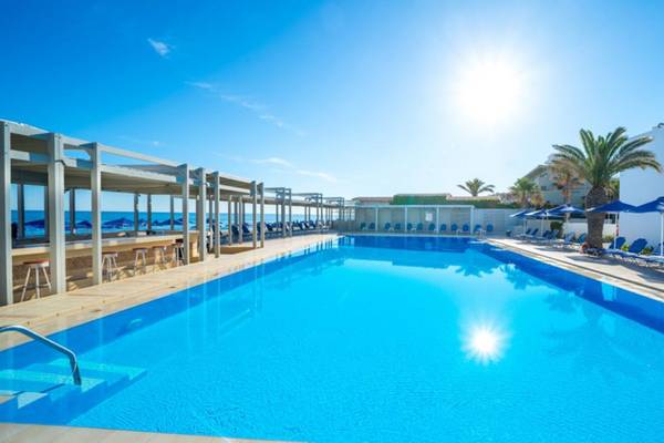 Außenpool des Adele Beach Hotels mit Blick auf das Meer und Sonnenschirmen