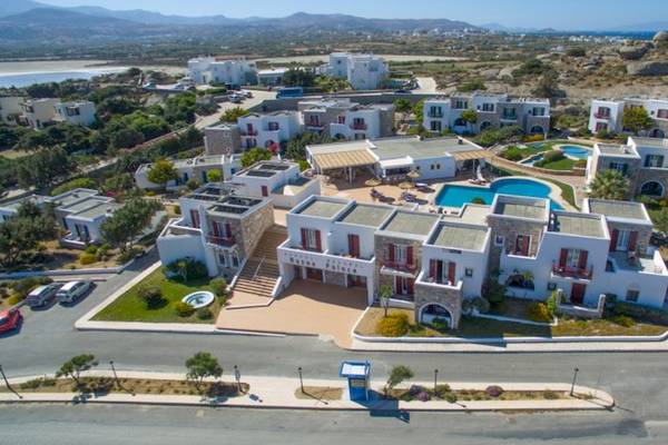 Luftaufnahme des Naxos Palace Hotels mit Swimmingpool und mehreren Gebäuden