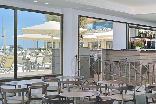 Innenbereich des NYX Ibiza Hotel mit Blick auf die Terrasse und Bar.