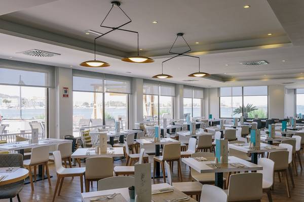 Innenansicht des Restaurants im NYX Ibiza Hotel mit Blick auf das Meer.