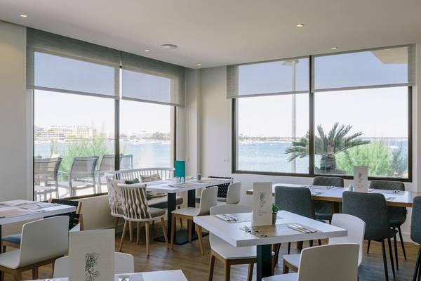 Innenansicht des Restaurants im NYX Ibiza Hotel mit Blick auf den Hafen.