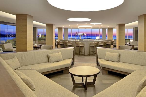 Innenansicht der Lobby des NYX Ibiza Hotels mit modernen Möbeln und Glaswänden.