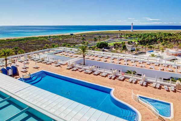 Luftaufnahme des SBH Maxorata Resorts mit Pool und Ausblick auf das Meer