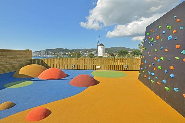 Außenbereich des NYX Ibiza Hotel mit bunten Kletterwänden und weichen Bodenbelägen.