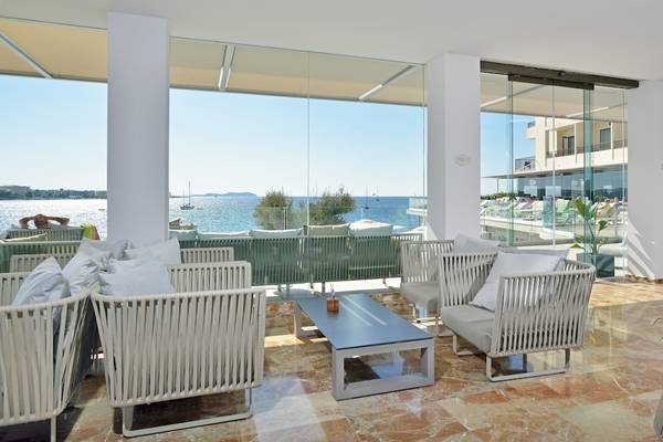 Lounge-Bereich des NYX Ibiza Hotel mit Blick auf das Meer.