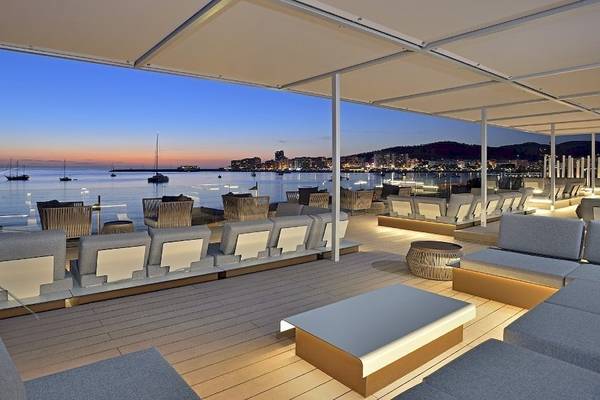 Ausblick von der Dachterrasse des NYX Ibiza Hotel auf das Meer und die Stadt