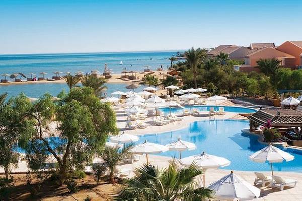 Luftaufnahme des Mövenpick Resorts & Spa El Gouna mit Swimmingpool, Sonnenliegen und Sonnenschirmen