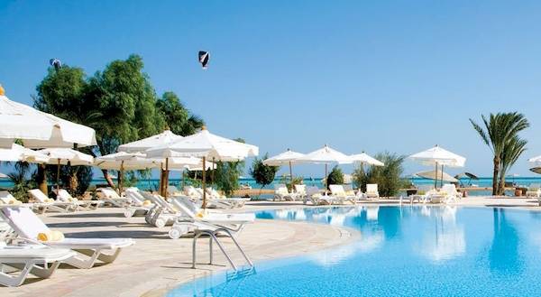 Außenpool des Mövenpick Resort & Spa El Gouna mit Sonnenliegen und Sonnenschirmen
