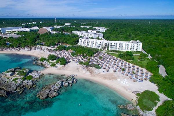 Luftaufnahme des Grand Sirenis Riviera Maya Resort & Spa, Strand, Hotelgebäude und tropische Vegetation.
