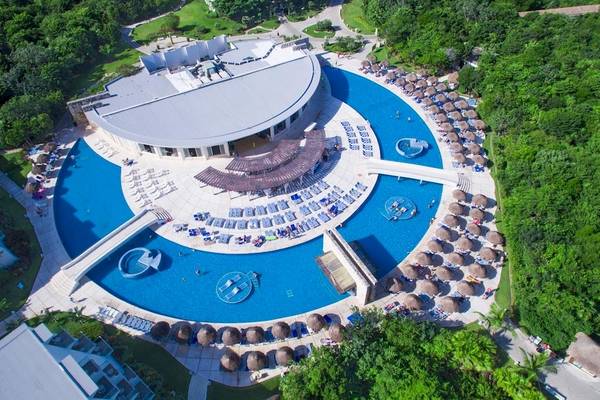 Luftaufnahme des Grand Sirenis Riviera Maya Resort & Spa mit großem Pool und vielen Liegestühlen.