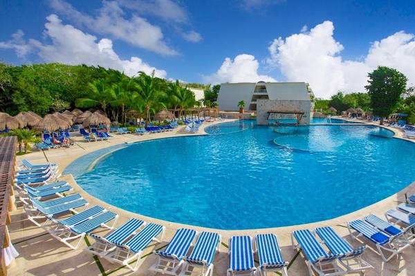 Außenpool des Grand Sirenis Riviera Maya Resort & Spa mit blauen Liegestühlen