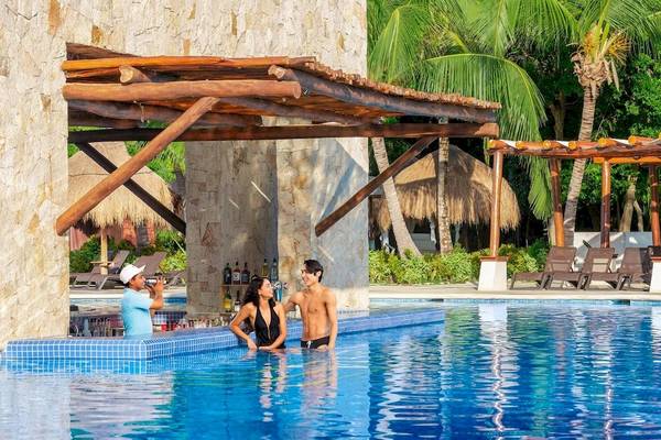 Grand Sirenis Riviera Maya Resort Pool mit Gästen und Palmen im Hintergrund